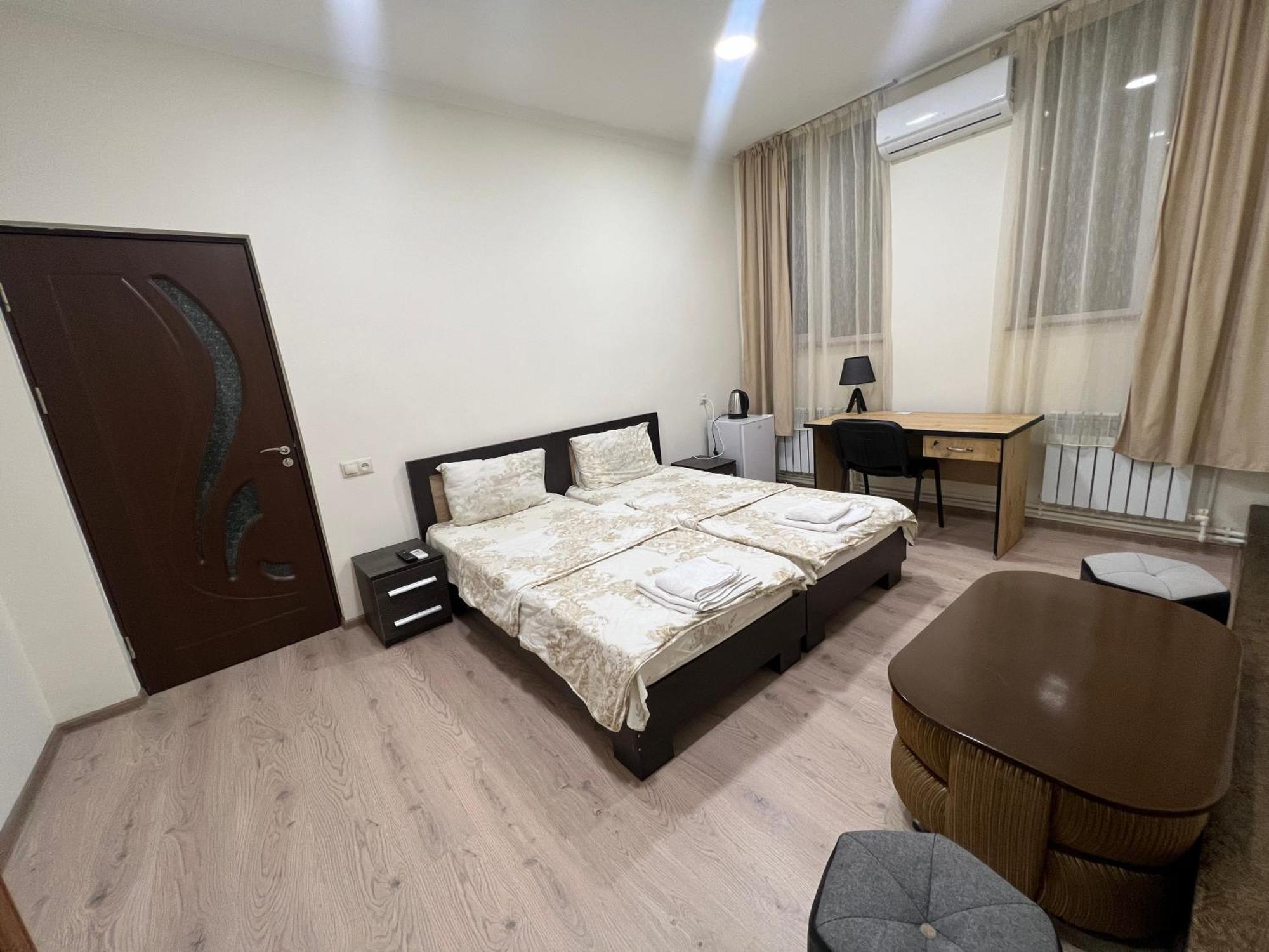 Arm Hotel Yerevan Bagian luar foto